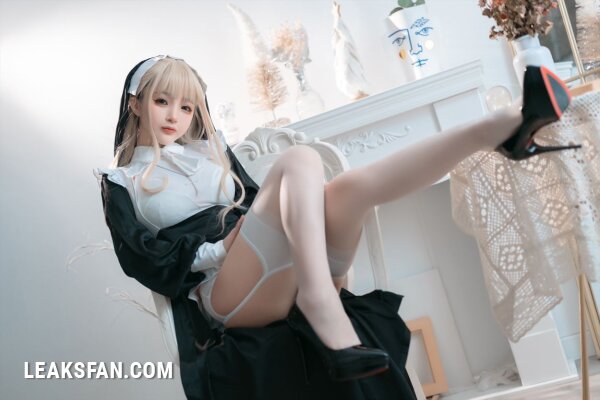 Sakurai - Nun (Random Cosplay) - 1