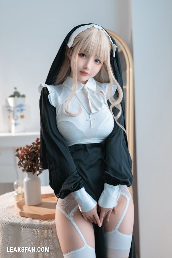 Sakurai - Nun (Random Cosplay) - 1