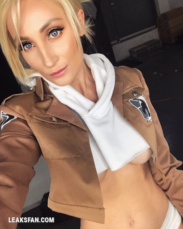 HollytWolf as Annie Leonhart - 8