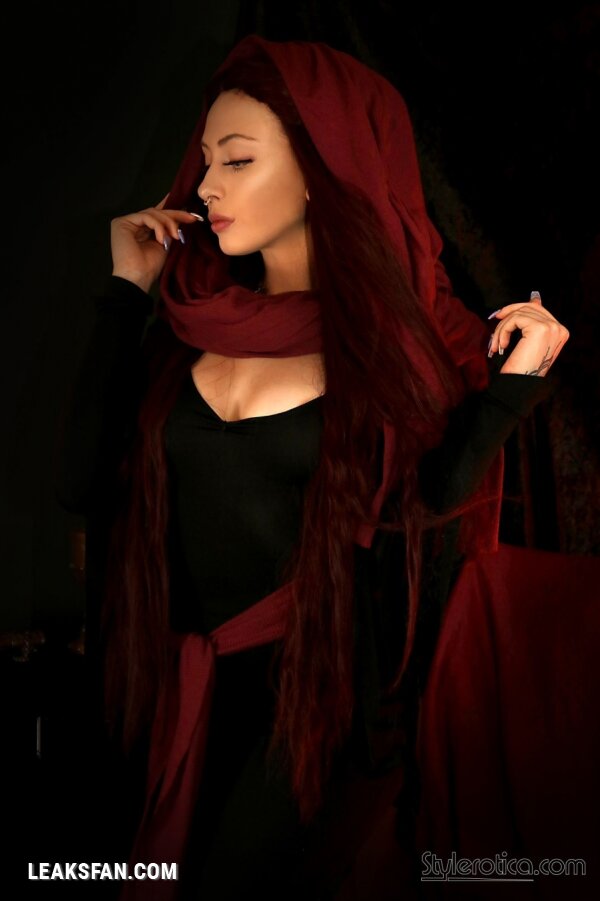 Elise Laurenne as Melisandre - 1