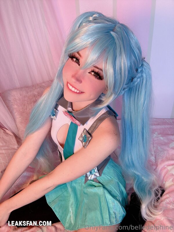 Belle Delphine ----------------- Hatsune Miku - 0