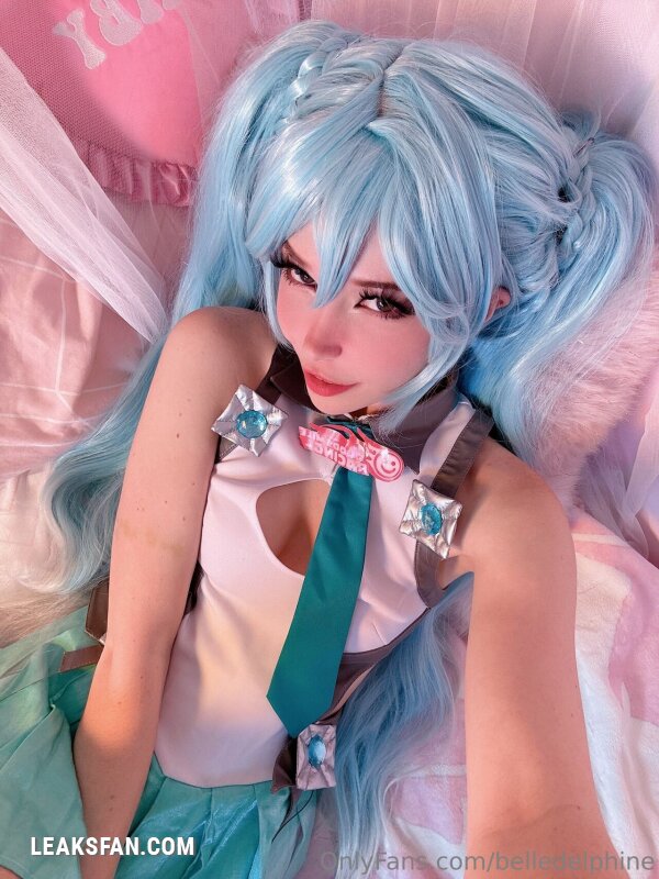 Belle Delphine ----------------- Hatsune Miku - 2