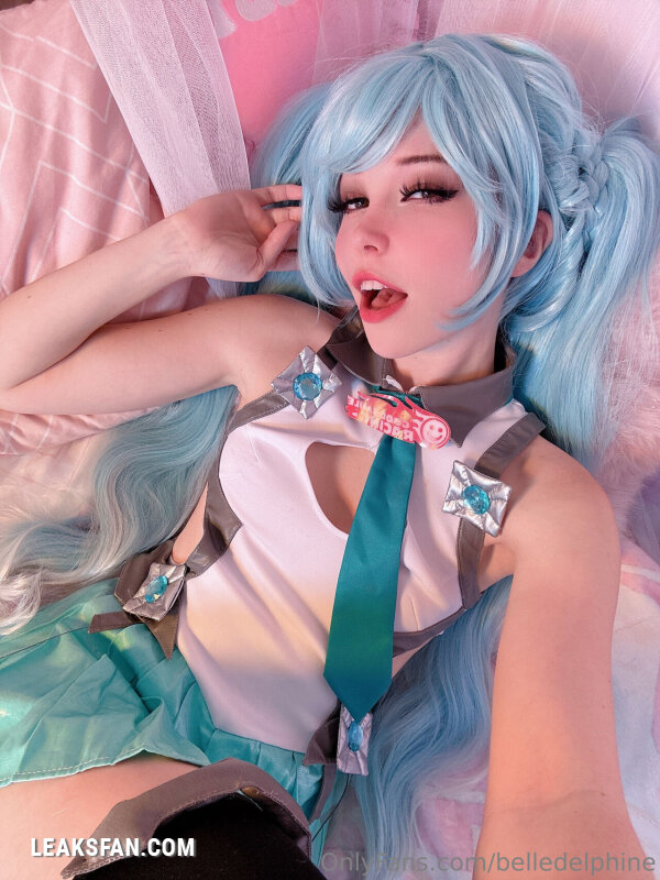 Belle Delphine ----------------- Hatsune Miku - 21