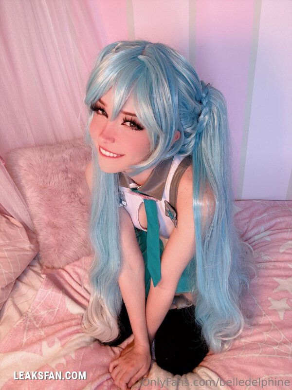 Belle Delphine ----------------- Hatsune Miku - 1