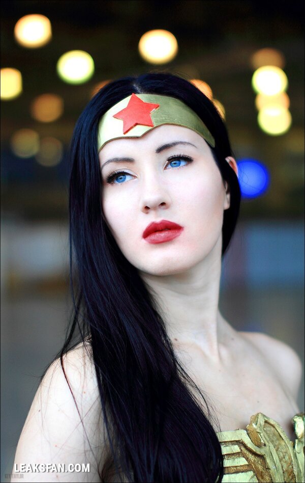 Oniksiya Sofinikum is Wonder Woman - 2